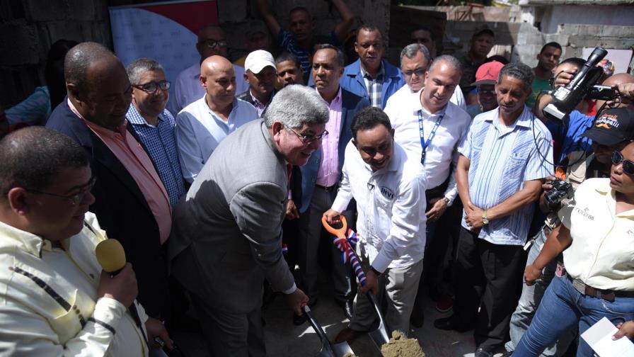 Inician construcción de casas de familias damnificadas en Santiago Inician construcción de casas de familias damnificadas en Santiago