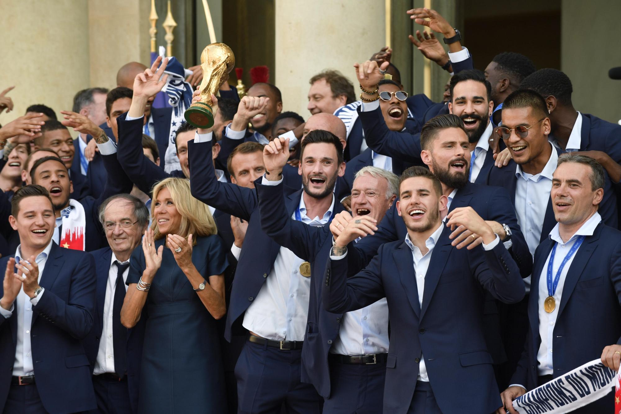 El presidente francés Emmanuel Macron y la primera dama francesa Brigitte Macron con los jugadores del equipo nacional de fútbol de Francia en el Palacio del Elíseo, en París, el 16 de julio de 2018. Francia ganó 4-2 la Copa Mundial de la FIFA 2018 final contra Croacia en Moscú, el 15 de julio.