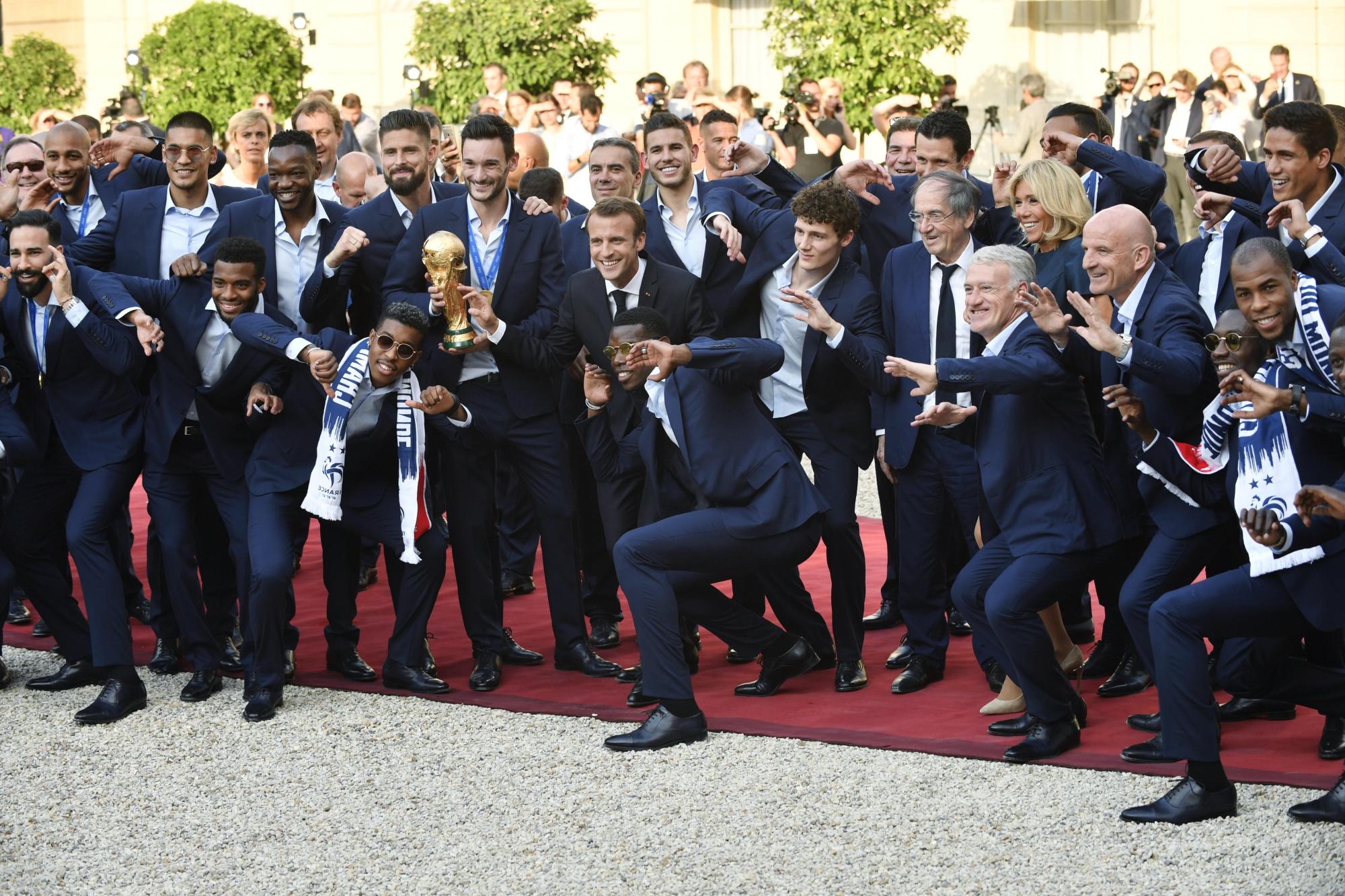 El presidente francés Emmanuel Macron y la primera dama francesa Brigitte Macron con los jugadores del equipo nacional de fútbol de Francia en el Palacio del Elíseo, en París, el 16 de julio de 2018. Francia ganó 4-2 la Copa Mundial de la FIFA 2018 final contra Croacia en Moscú, el 15 de julio.