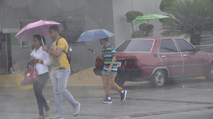 Continuarán aguaceros este martes y mañana por onda tropical y una vaguada