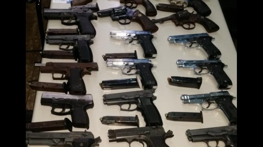 Hallan 22 armas de fuego en mochila de un motorista 