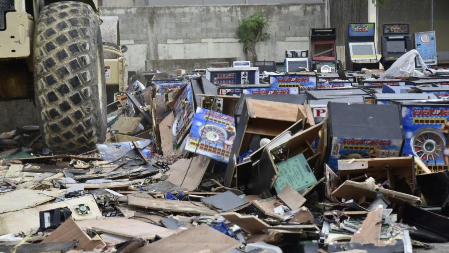 Procuraduría destruye máquinas tragamonedas confiscadas en operativos 