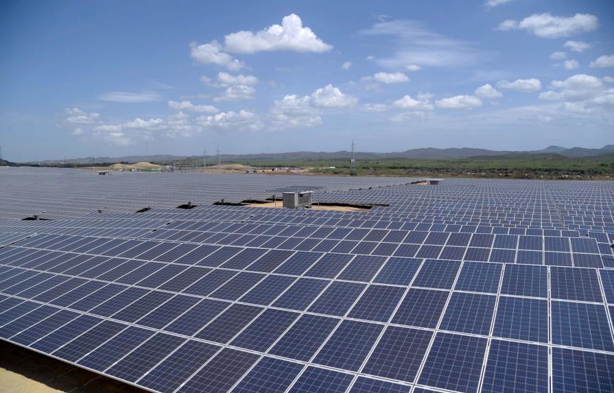 Medina inaugura parque de energía solar Montecristi