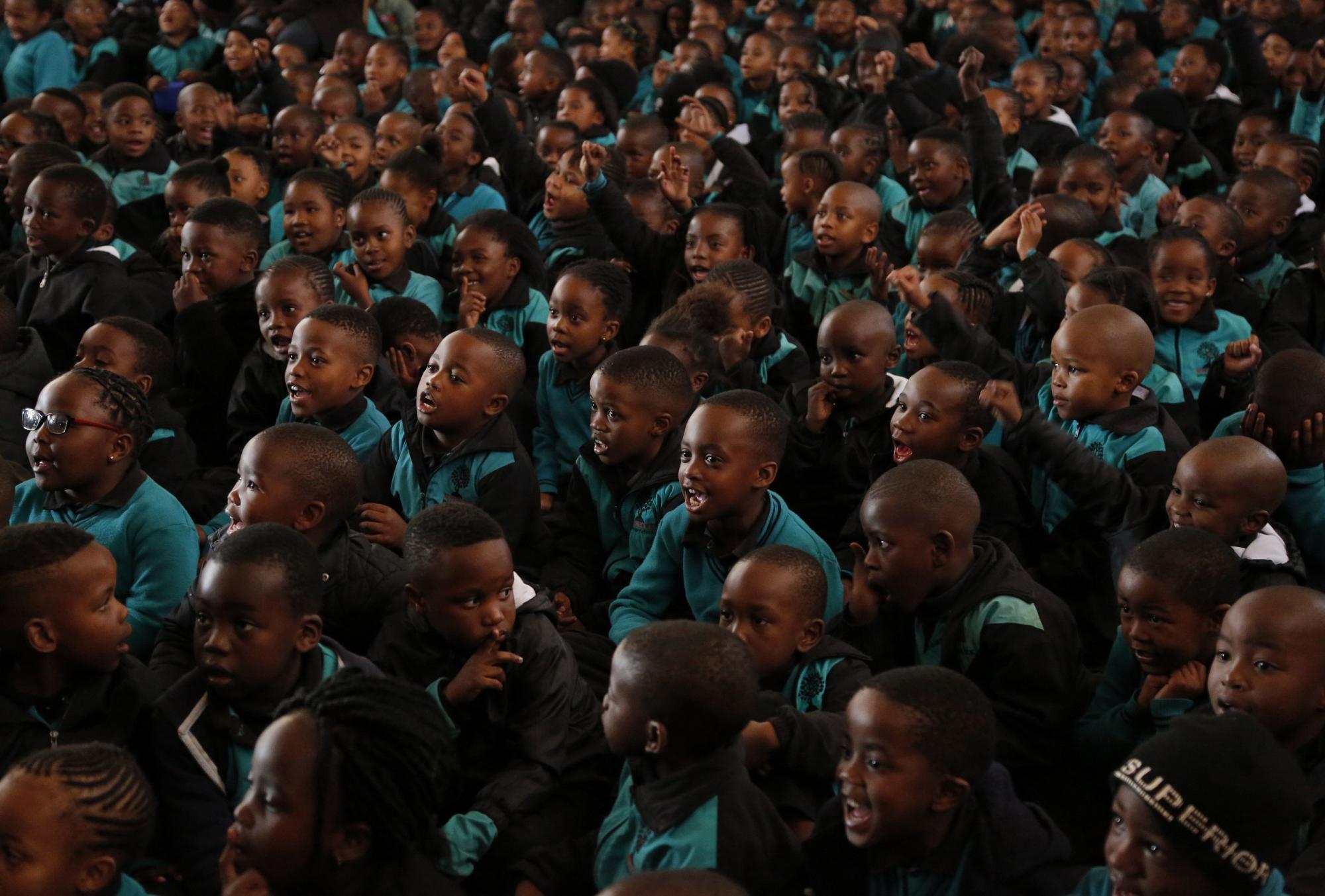 Los niños asisten a una asamblea especial para conmemorar el Día de Mandela, en Melpark Primary School, en Johannesburgo, el miércoles 18 de julio de 2018.
