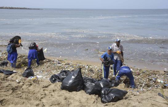 Pese a esfuerzos, cúmulo basura sigue en Malecón 