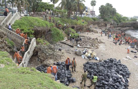 Pese a esfuerzos, cúmulo basura sigue en Malecón 