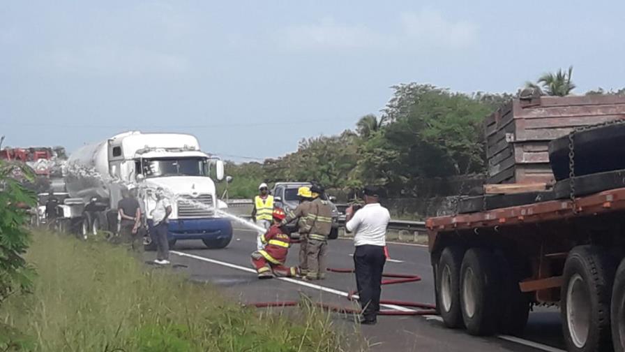 Se vuelca carguero con 9 mil galones de combustible en autovía del Este