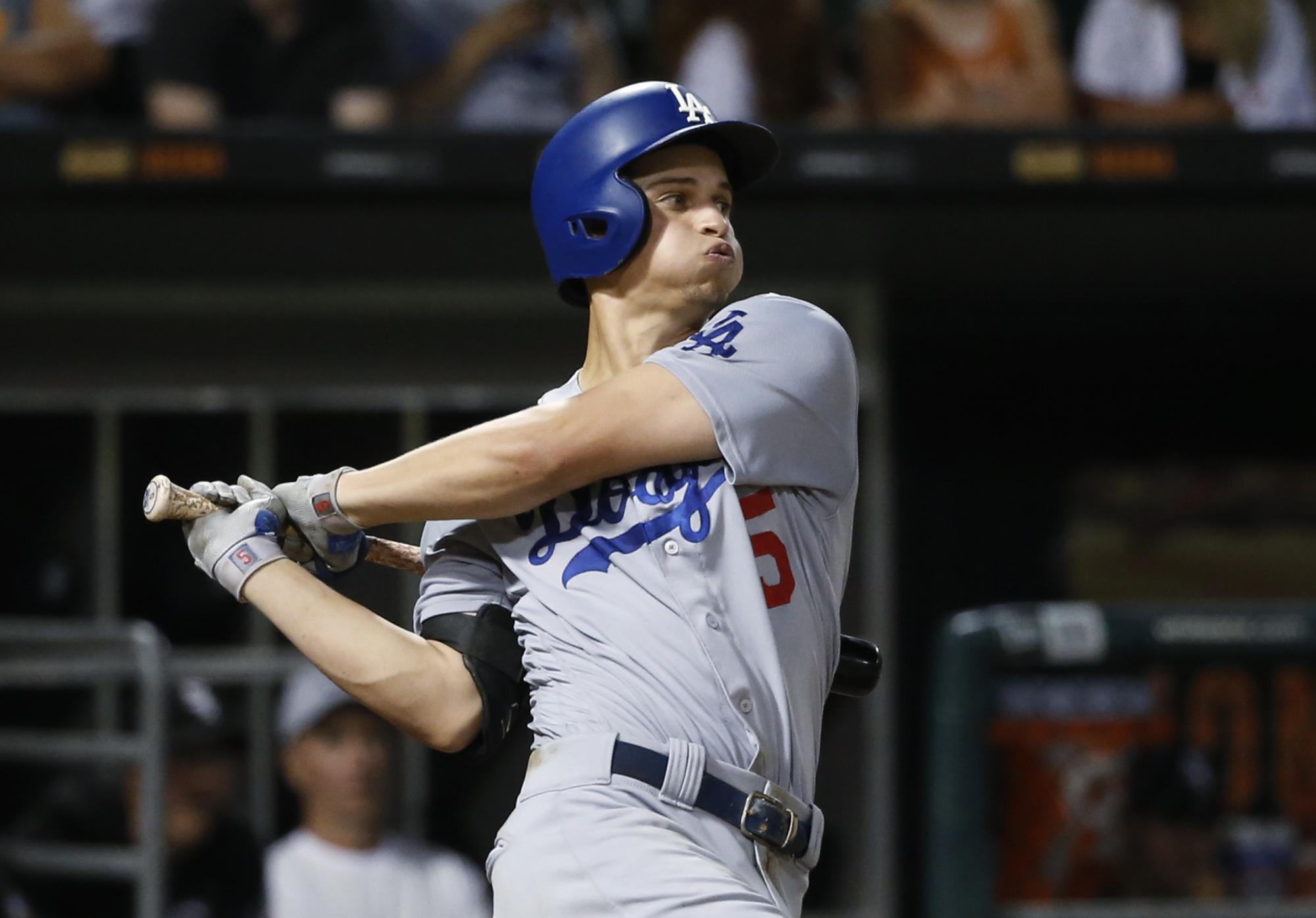 Manny Machado cubrirá el hueco dejado por Corey Seager, que se sometió a una operación en el codo en mayo pasado.