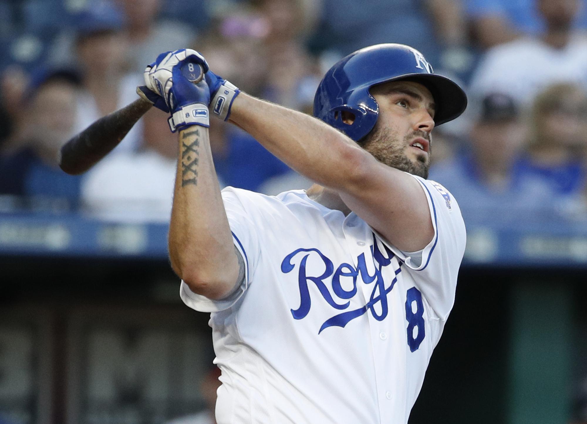 En esta imagen del miércoles 30 de mayo de 2018, Mike Moustakas, de los Reales de Kansas City batea un jonrón de dos carreras en la segunda entrada del juego ante los Mellizos de Minnesota en Kansas City.