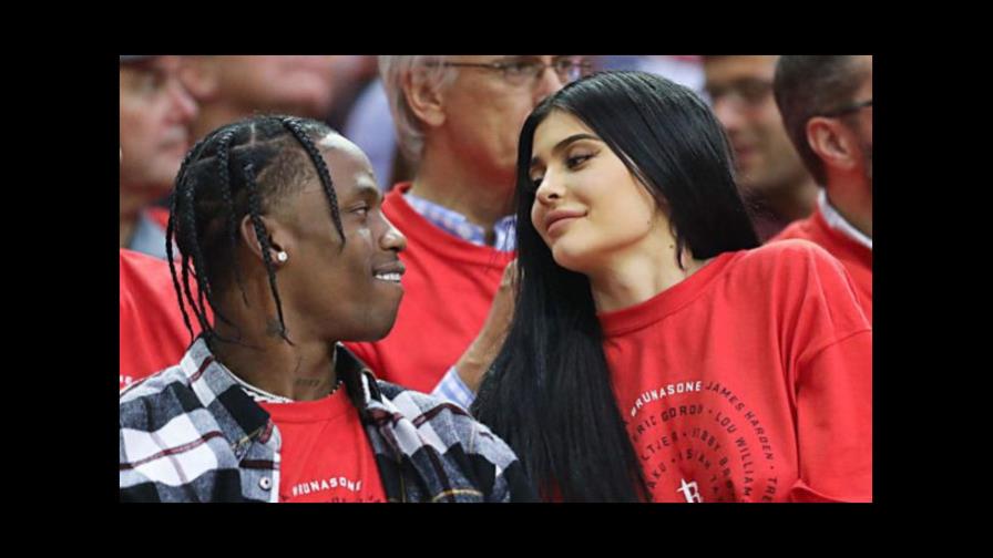 Kylie Jenner posa con el padre de su hija por primera vez