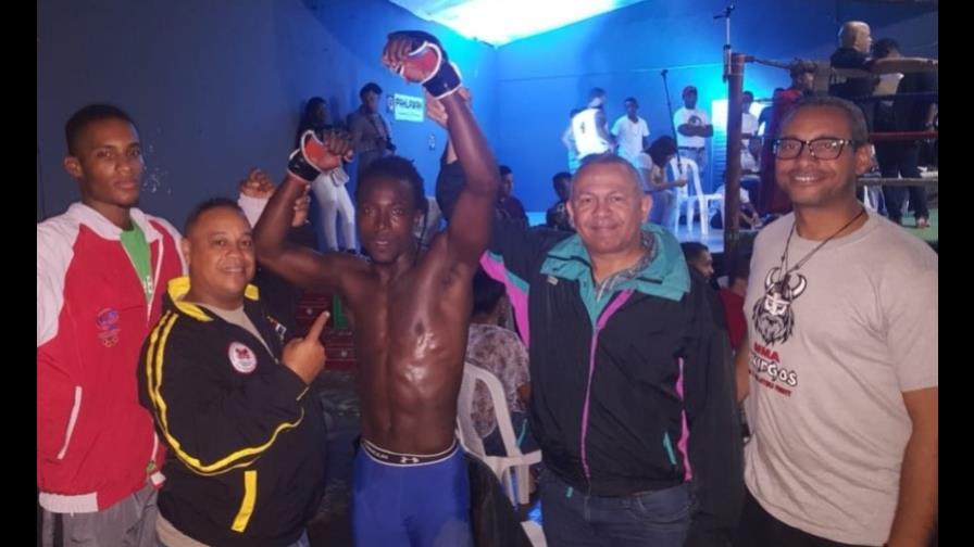 Jefrey Roy gana por “mata león” a Saul Núñez en cartelera de Artes Marciales