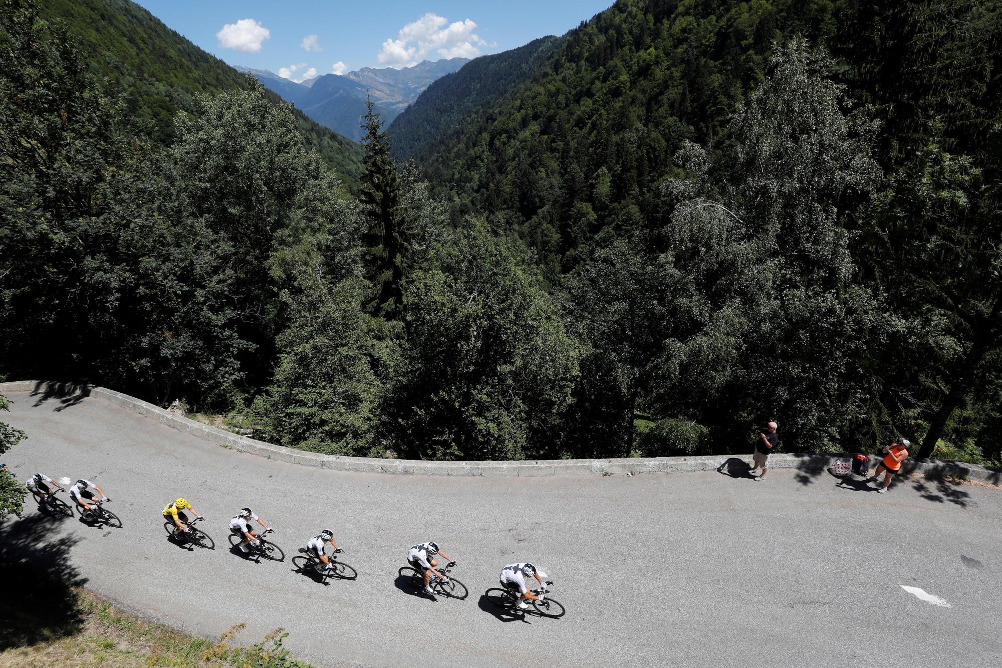 El ciclista británico del Sky y líder de la general, Geraint Thomas (3i), rueda con el pelotón durante la decimosegunda etapa del 105º Tour de Francia, disputada entre las localidades galas de Bourg-Saint-Maurice Les Arcs y Alpe d’Huez, el 19 de julio del 2018.
