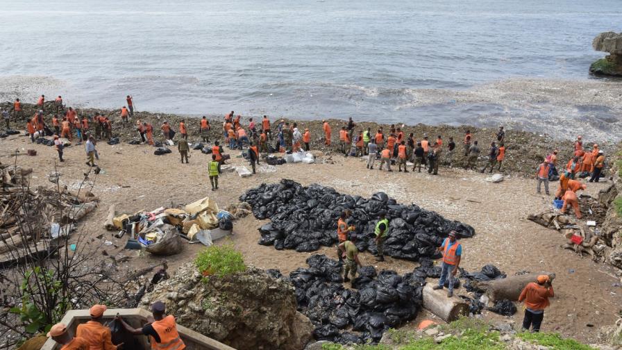 Plastificando la isla: la contaminación frente      a una ley calimocha