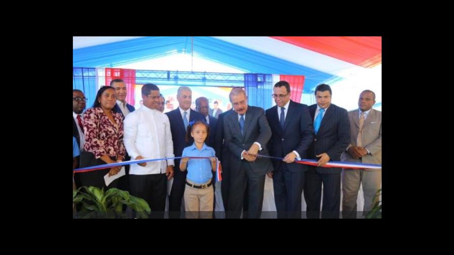 Presidente Danilo Medina inaugura escuela en Cristo Rey Presidente Danilo Medina inaugura escuela en Cristo Rey