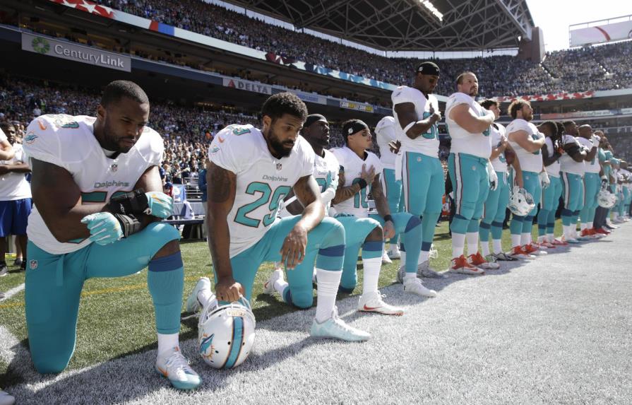 Los Dolphins castigarán a jugadores que se hinquen durante el himno