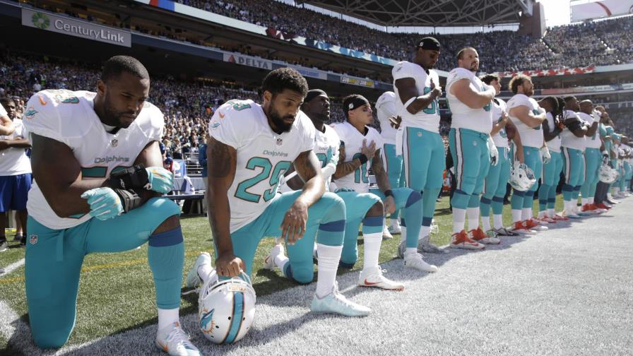 Los Dolphins castigarán a jugadores que se hinquen durante el himno