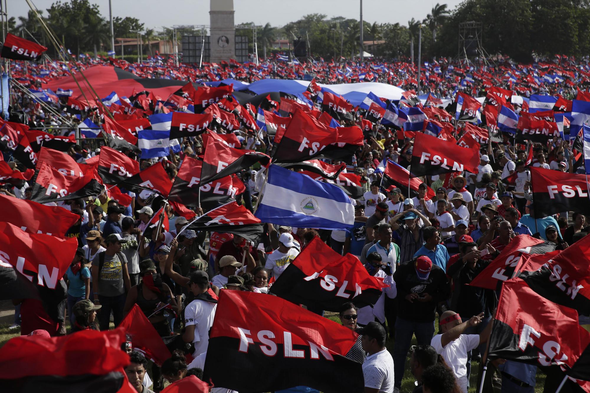 Simpatizantes sandinistas asisten a la celebración del 39 aniversario de la revolución sandinista el 19 de julio de 2018, en la Plaza de la Fe, en Managua (Nicaragua).