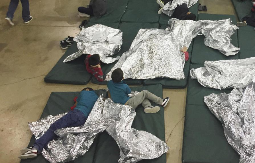 Gobierno de EEUU devuelve 364 niños migrantes mayores de 5 años a sus padres
