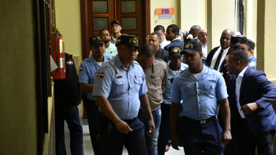 Dejan en libertad hombre apresado con 22 armas en una mochila