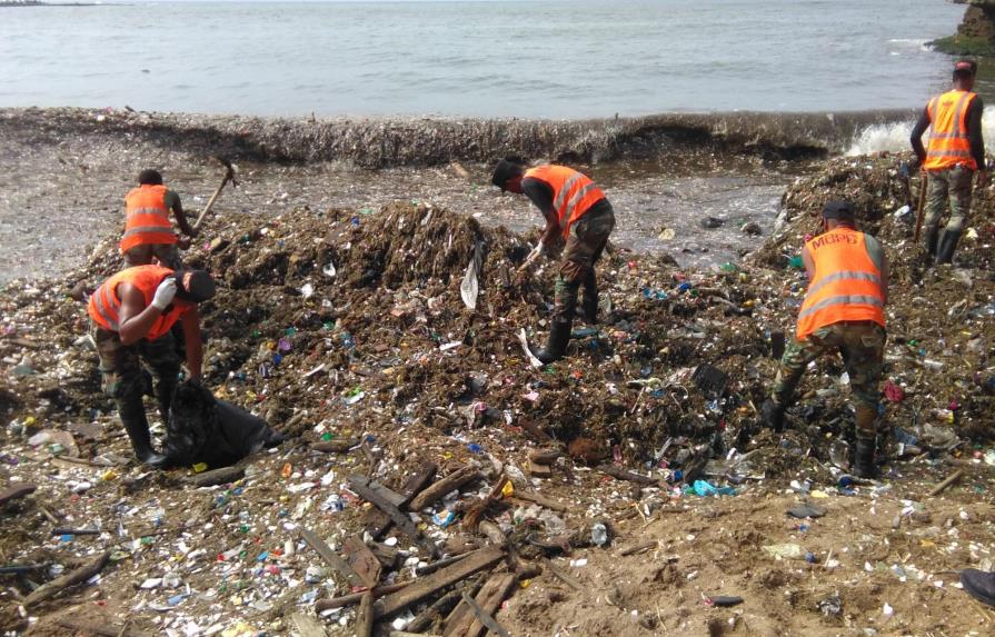 Brigadas continúan retirando desechos sólidos en Malecón