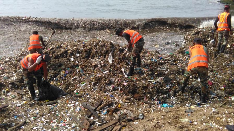 Brigadas continúan retirando desechos sólidos en Malecón