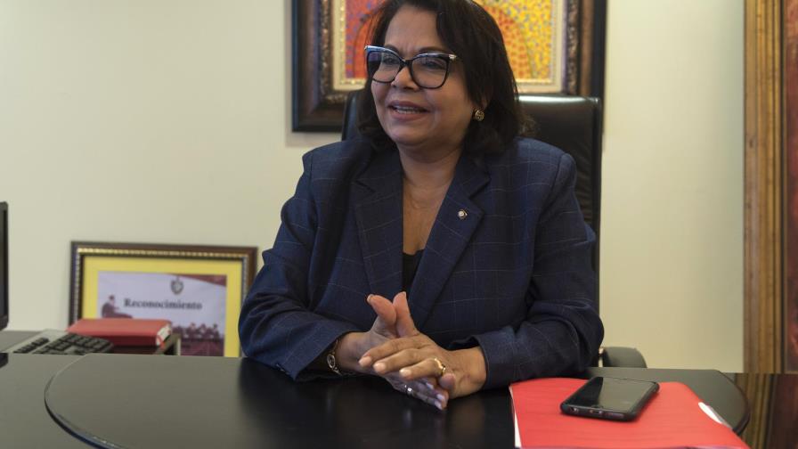 Emma promete que alumnos de la UASD se graduarán a tiempo