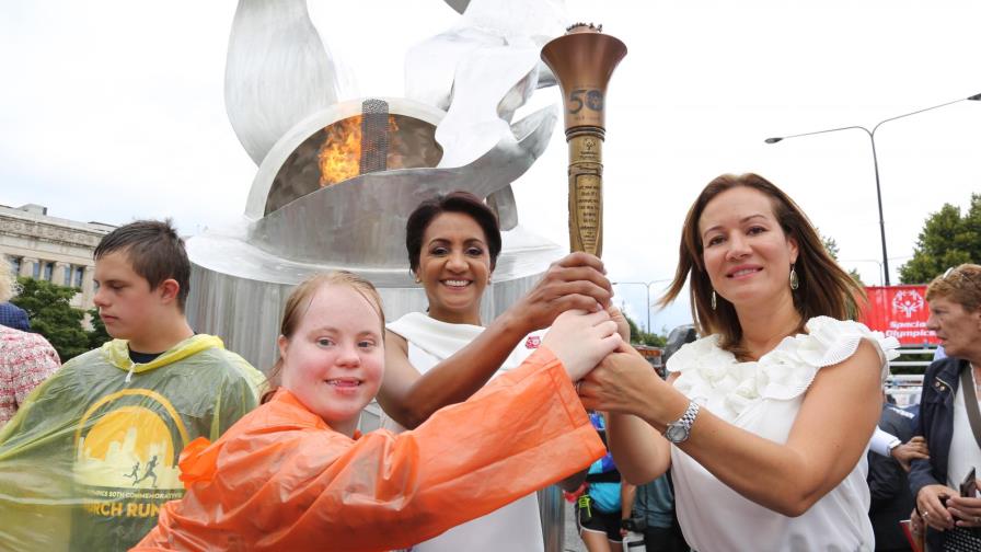 Primera Dama trae desde Chicago antorcha para Torneo Invitacional Mundial de Tenis de Olimpiadas Especiales