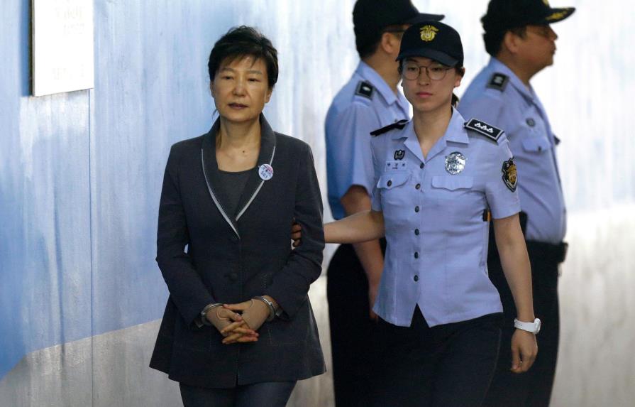 Sentencian a expresidenta surcoreana a 8 años más de cárcel