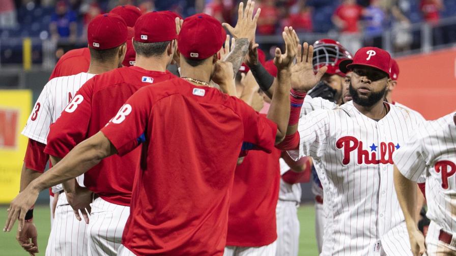 VÍDEO: Carlos Santana remolcó a los Filis con jonrón y cuatro vueltas producidas