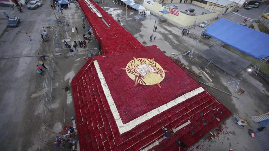 Construyen réplica de antigua pirámide con rosas 