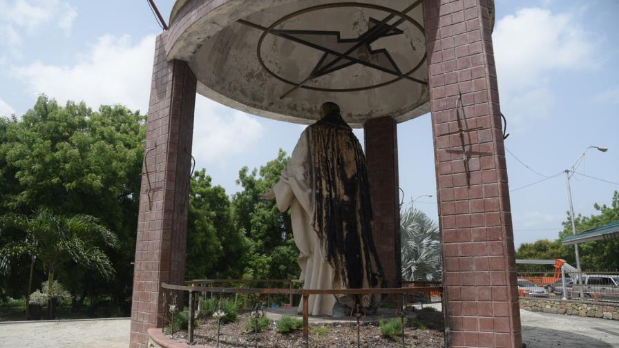 Queman estatua del sacerdote Emiliano Tardif; Policía investiga 