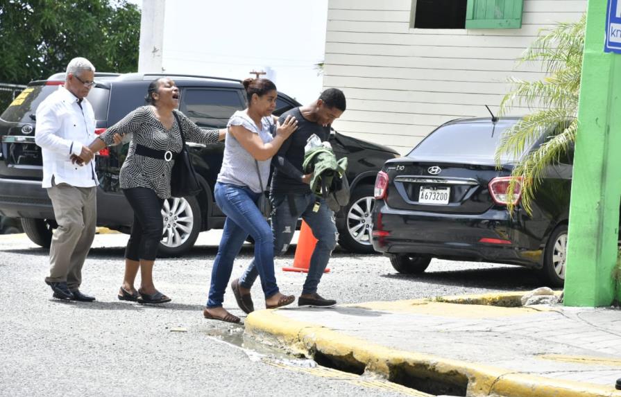 Agente hallada muerta en Embajada era hostigada por encargado de seguridad, según familiares