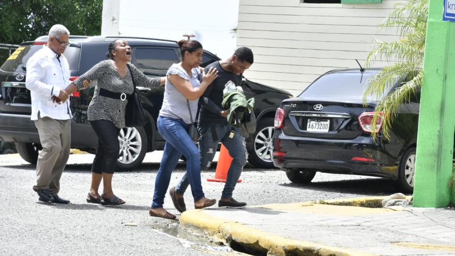 Agente hallada muerta en Embajada era hostigada por encargado de seguridad, según familiares