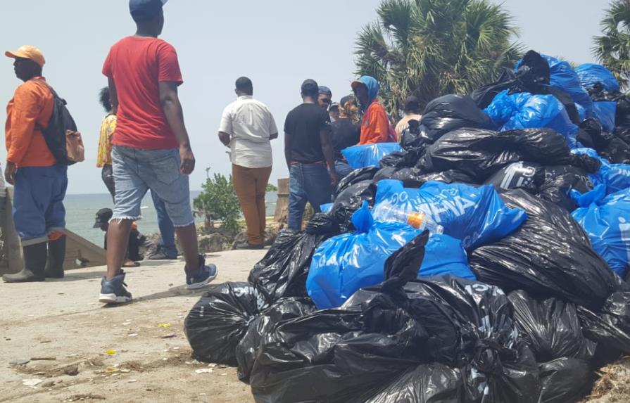 Ciudadanos siguen sumando esfuerzos para limpiar la basura en el malecón