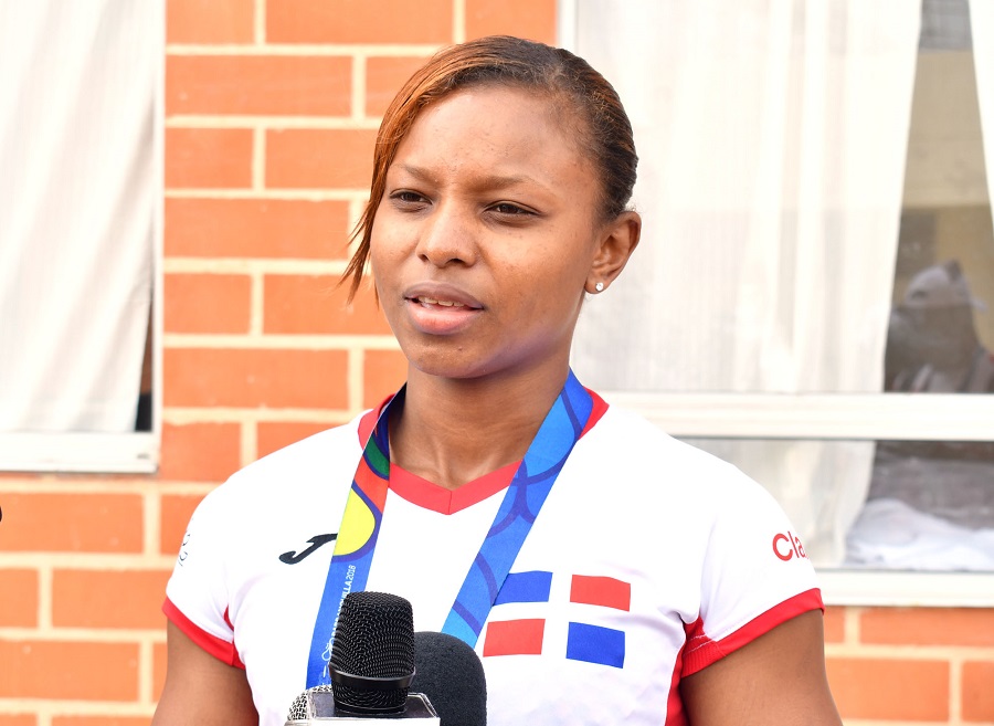 La dominicana Beatriz Pirón obtuvo la medalla de plata en envión. 