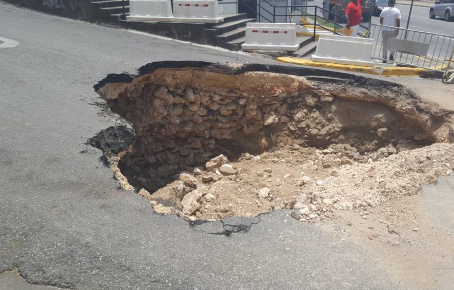 El hoyo en la calle Arzobispo Meriño pudo ser causado por tormenta Beryl 