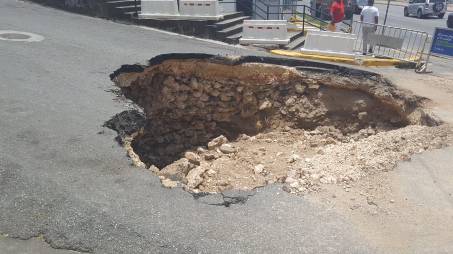 El hoyo en la calle Arzobispo Meriño pudo ser causado por tormenta Beryl 