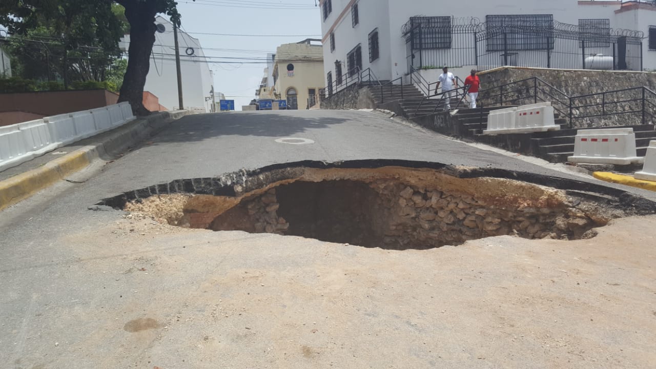 El hoyo abarca casi ambos extremos de la calle  Arzobispo Meriño.