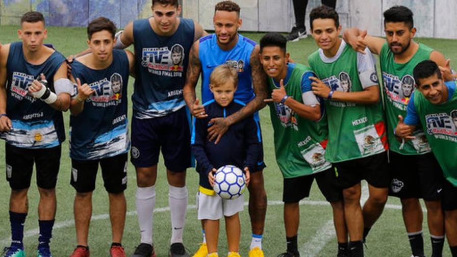 Neymar vuelve a jugar fútbol callejero Neymar vuelve a jugar fútbol callejero
