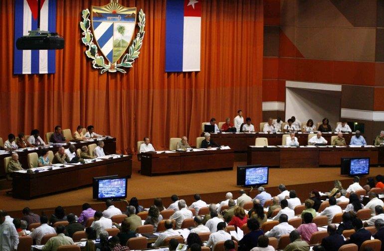 Parlamento cubano aborda el matrimonio igualitario en su nueva constitución