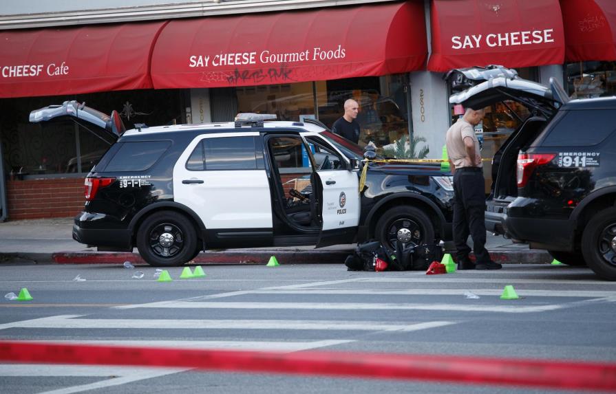 Muere una mujer tras toma de rehenes en supermercado de Los Ángeles