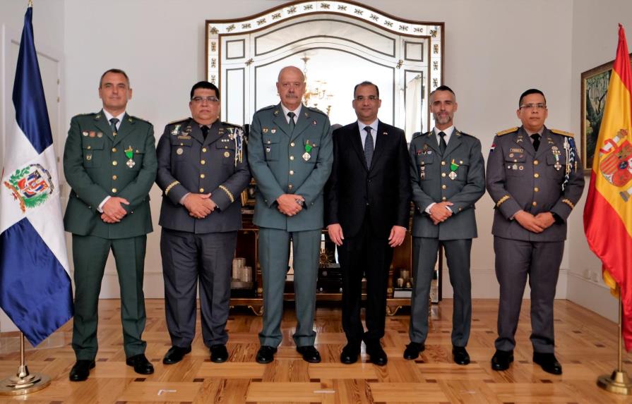 Embajador dominicano concede Orden del Mérito Policial a tres oficiales de la Guardia Civil española