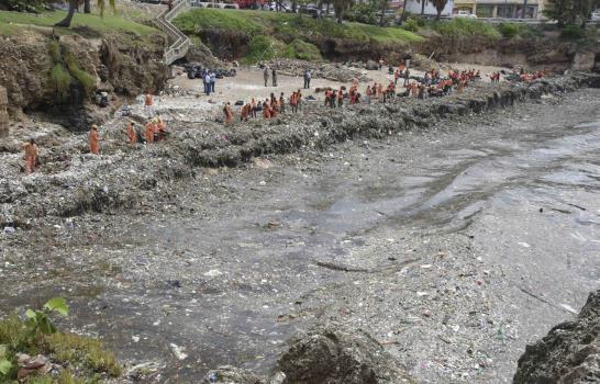 Retiran el 95% de la basura que se acumuló en el Malecón Retiran el 95% de la basura que se acumuló en el Malecón
