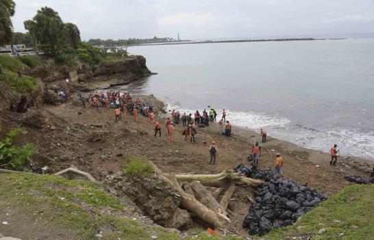 Retiran el 95% de la basura que se acumuló en el Malecón Retiran el 95% de la basura que se acumuló en el Malecón