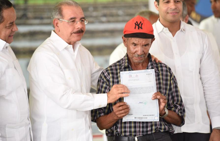 Presidente Danilo Medina entrega más de 800 títulos de propiedad en Azua