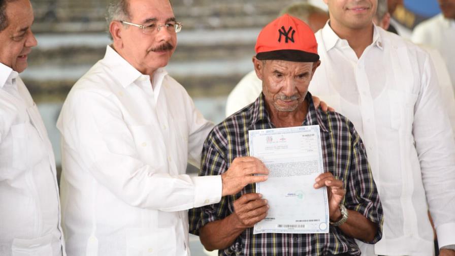 Presidente Danilo Medina entrega más de 800 títulos de propiedad en Azua Presidente Danilo Medina entrega más de 800 títulos de propiedad en Azua