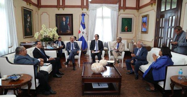 Presidente Medina se reúne con funcionarios del sector salud