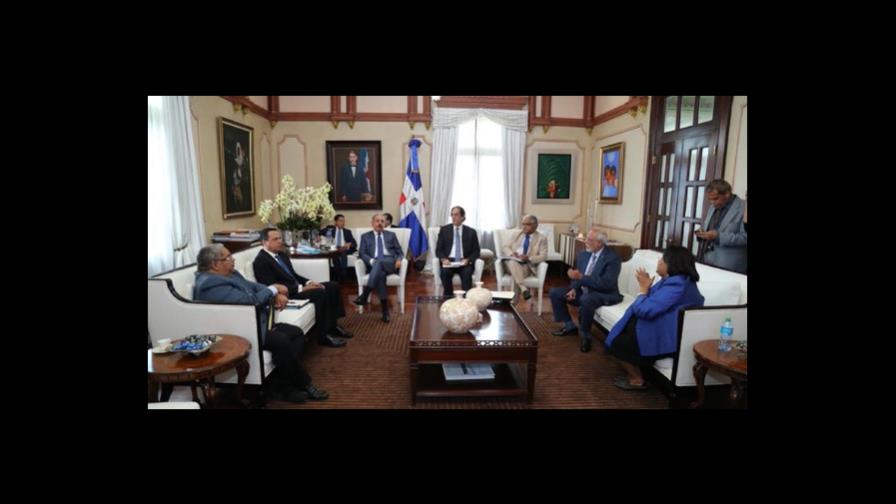 Presidente Medina se reúne con funcionarios del sector salud