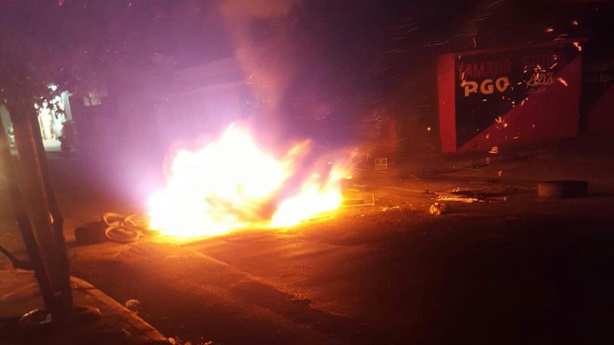 Residentes en sectores de Higüey protestan por largos apagones 