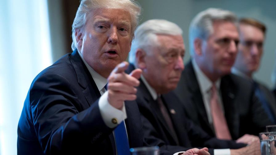 Trump estudia vetar acceso a datos secretos a “enemigos” como exdirector de FBI Trump estudia vetar acceso a datos secretos a “enemigos” como exdirector de FBI